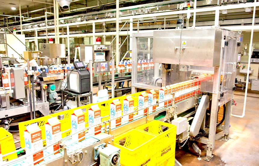 信州ミルクランド工場内牛乳ライン製造風景